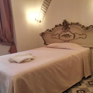 ** Konukevi Marta İtalya